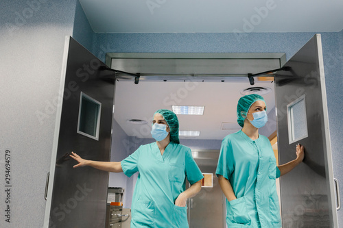 Surgeon women coming into the operating room