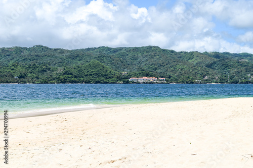 Fototapeta Naklejka Na Ścianę i Meble -  View from beach over the ocean, white sand and turquoise water, cayo levantado in the caribbean sea