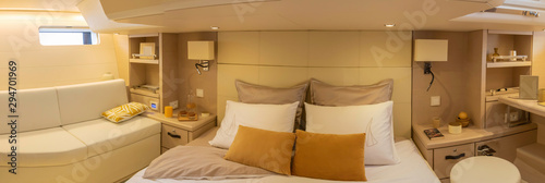 Photo panorama de la cabine propriétaire - capitaine - du voilier Jeanneau 64 avec banquette grand lit double et bureau - voilier de luxe yacht plaisance maritime photo