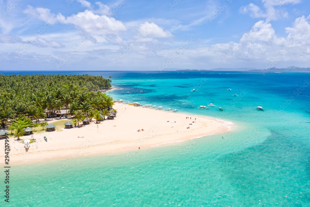 Obraz premium Seascape with a beautiful island. Daco island, Philippines. Tropical island with a white sandy beach for tourists. Island to relax.