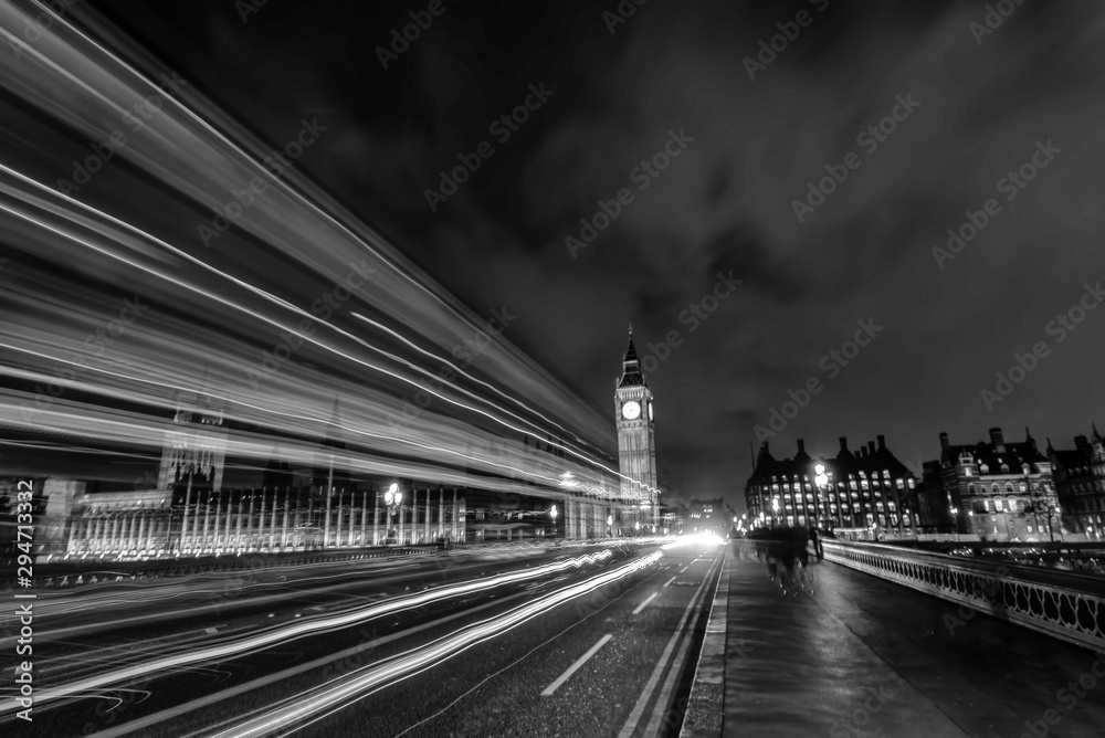 Fototapeta premium Night traffic on Westminster Bridge, long exposure