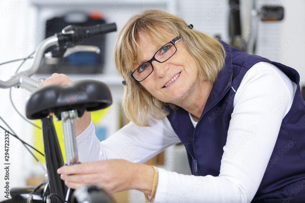 Obraz premium portrait of senior female bicycle mechanic