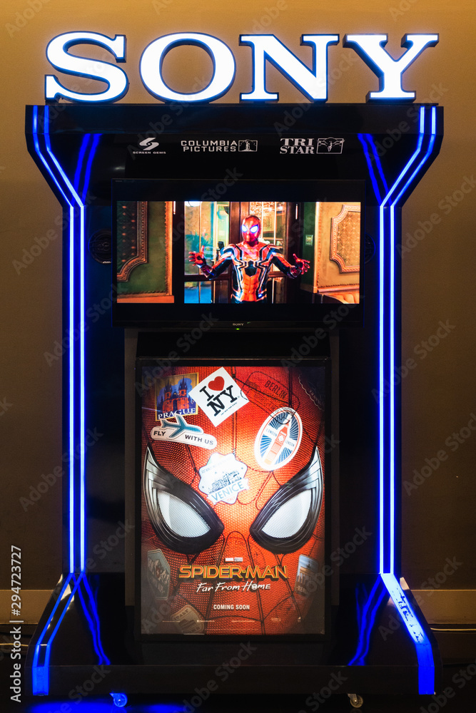 Obraz premium Bangkok, Thailand - Jun 24, 2019: Spider-Man: Far From Home poster and TV screen kiosk display showing movie trailer in theatre. Cinema promotional advertisement, or film industry marketing concept