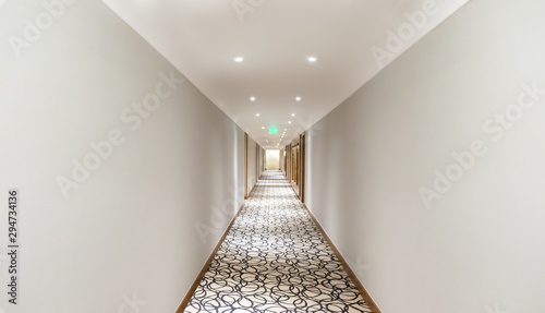 corredor longo com carpete photo