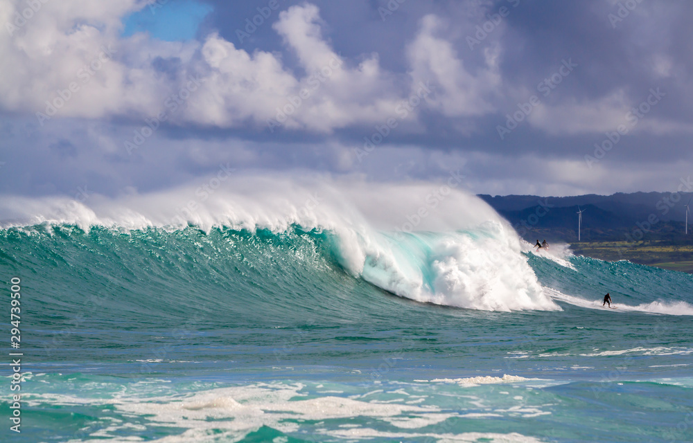 Fototapeta premium Breaking Giant Winter Waves in Hawaii