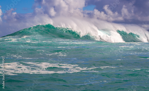 Breaking Giant Winter Waves in Hawaii