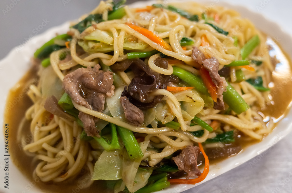 eat famous Taiwanese fried noodles eat famous Taiwanese fried noodles