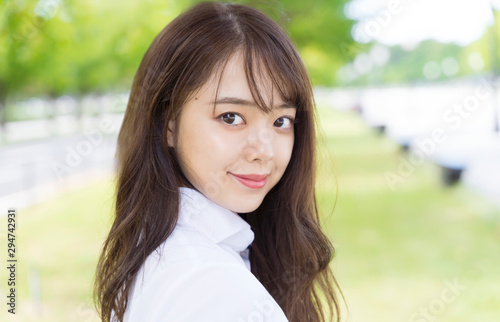 振り向く女性