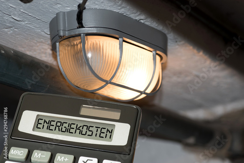 Eine Lampe, Taschenrechner und Kosten für die Energie photo