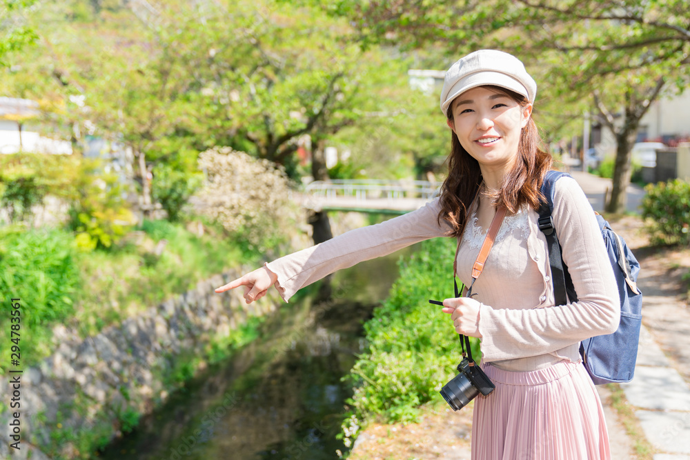 観光する女性　京都　カメラ