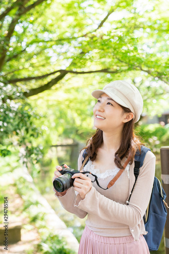 観光する女性　京都　カメラ © miya227