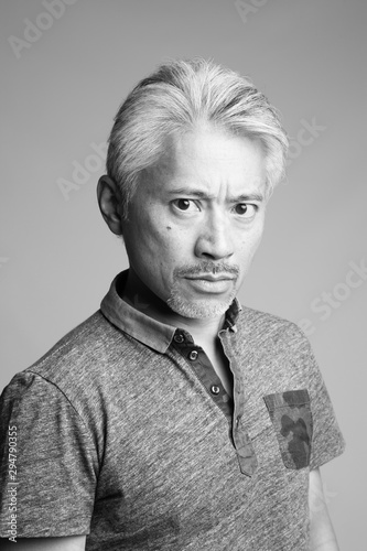 Retrato de un hombre de origen asiático, hombre de mediana edad, con pelo blanco, mirando con cara de preocupación © Jorge