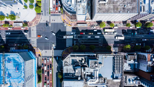 オフィスビルと道路の空撮