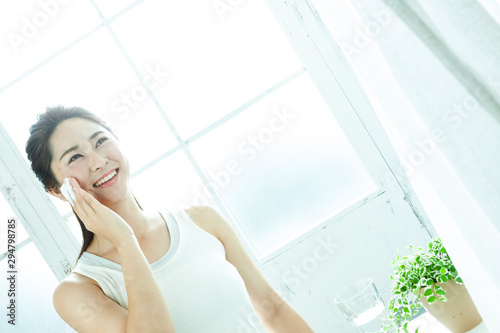 Free Download 化粧をする女性 - GFXLoad