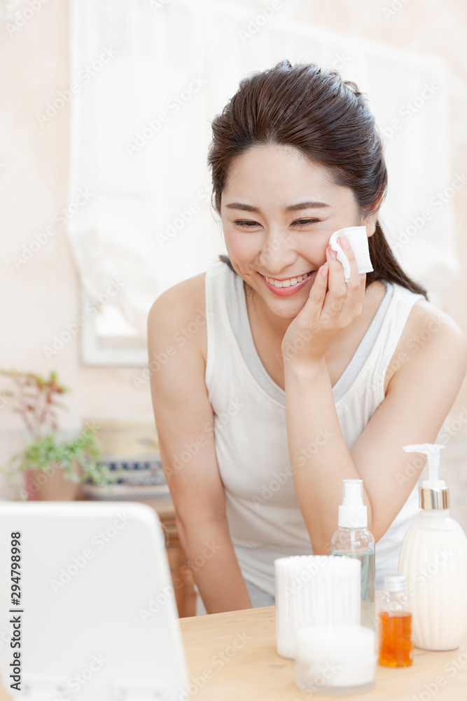 化粧をする女性