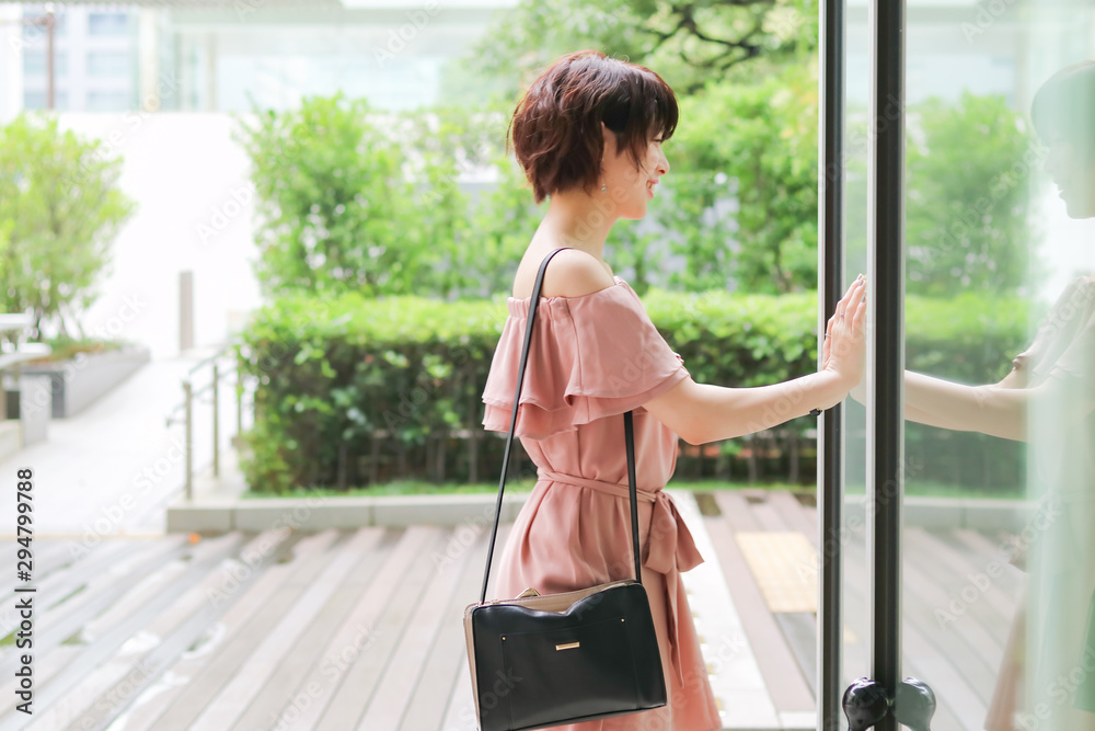 Obraz premium Berry cute Japanese young woman.