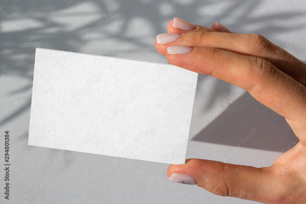 Obraz premium Business card mockup in hand