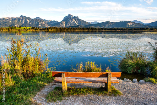 Idyllische Sitzbank zur Erholung am Hopfensee im Allgäu photo