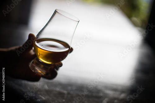Tablou canvas Hand holding a Glencairn whisky glass