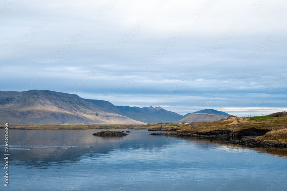 Blick auf einen Teil des Gebirgszugs Esja bei Grafavogur, einem Vorort von Reykjavik