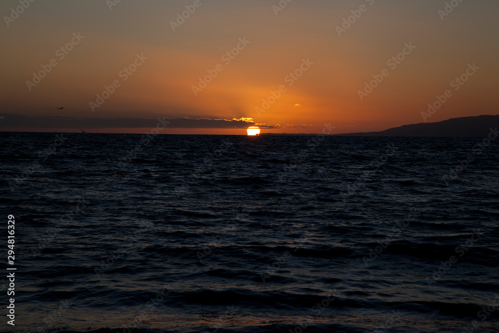 línea del horizonte al atardecer con mar línea del horizonte al atardecer con mar