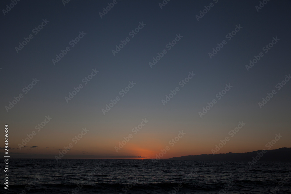 línea del horizonte al atardecer con mar línea del horizonte al atardecer con mar