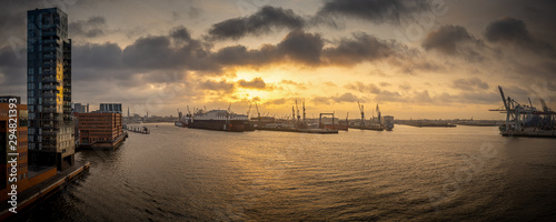 Panorama vom Hamburger Hafen bei Sonnenaufgang 