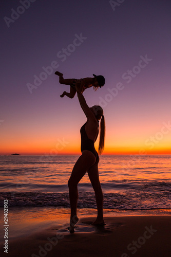 Obraz na płótnie Mother and daughter at the sea w salonie