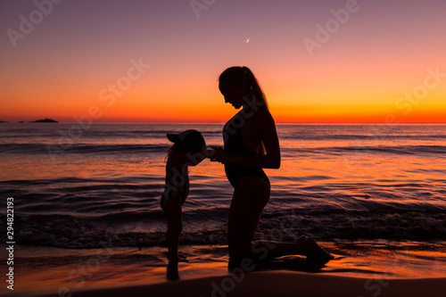 Obraz na płótnie Mother and daughter at the sea w salonie