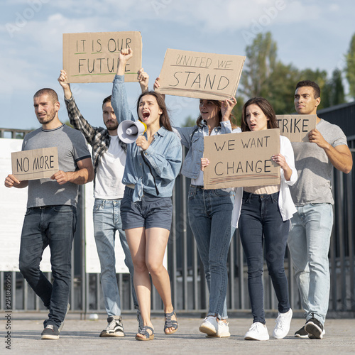 Group of people demonstrating together © Freepik