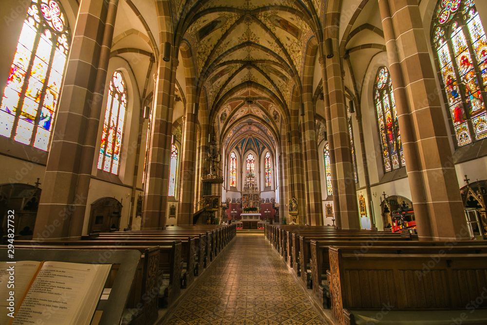 Interno della splendida chiesa neo-gotica di San Nicola nel centro storico di Innsbruck
