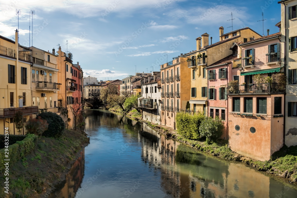 idyllische alte wohnhäuser am bacchiglione in padua, italien