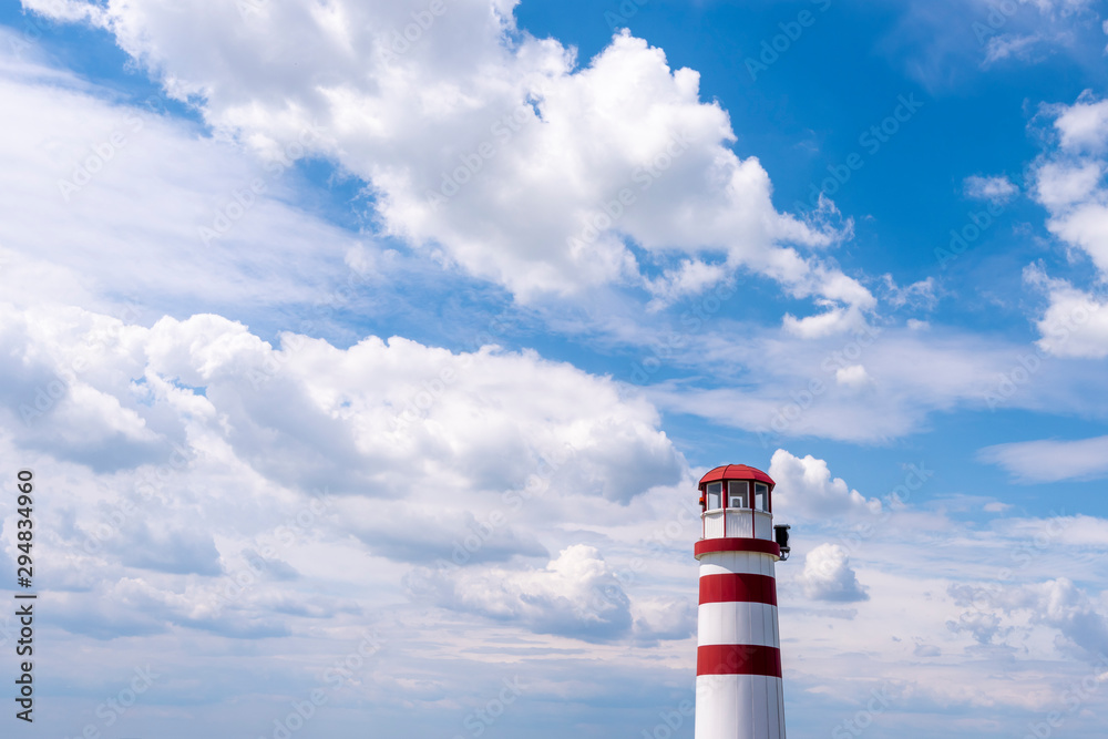 Rot Weißer Leuchtturm mit Himmel und Wolken als Hintergrund Rot Weißer Leuchtturm mit Himmel und Wolken als Hintergrund