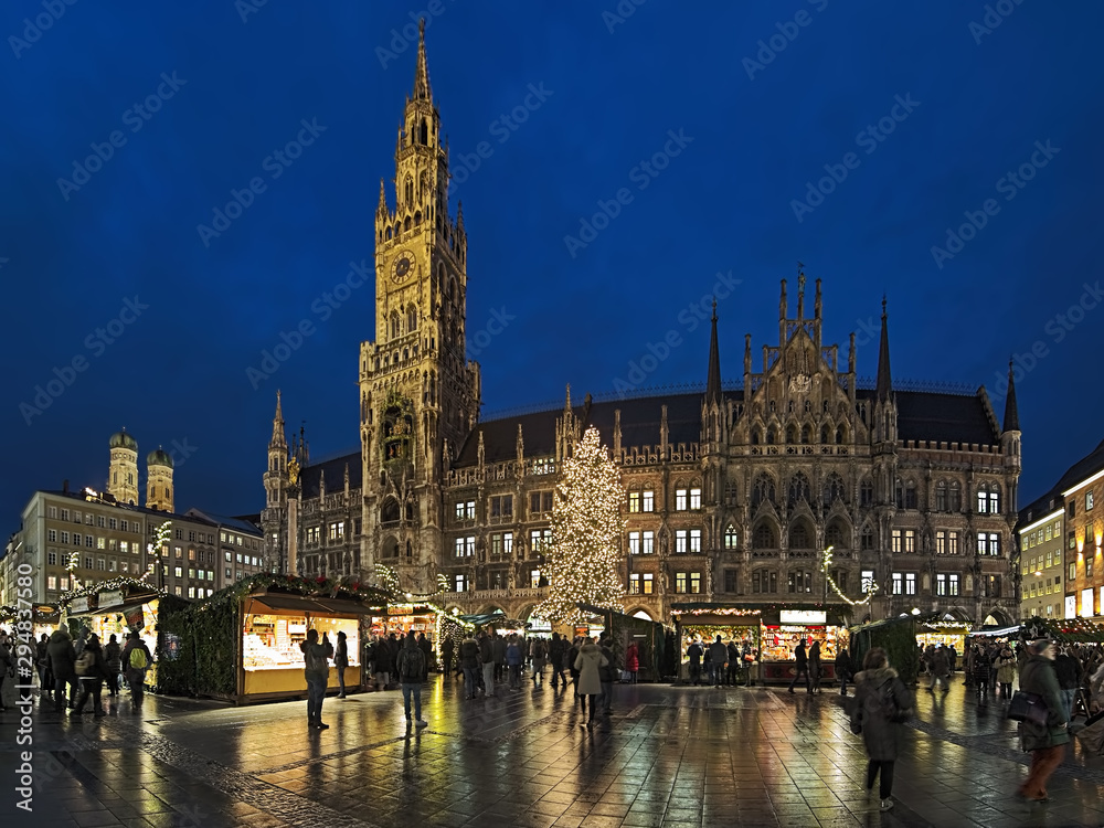 Fototapeta premium Munich, Germany. Panoramic view of the city's main Christmas market on the Marienplatz square in front of the New Town Hall in twilight.