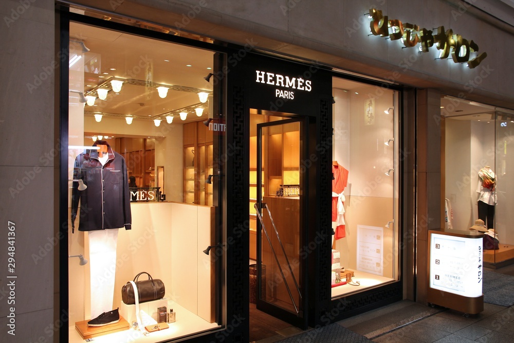 HIROSHIMA, JAPAN - APRIL 21: Visitors shop at Hermes on April 21, 2012 in  Hiroshima, Japan. Hermes is famous luxury brand existing since 1837. It had  2.4 billion EUR revenue in 2010. foto de Stock | Adobe Stock