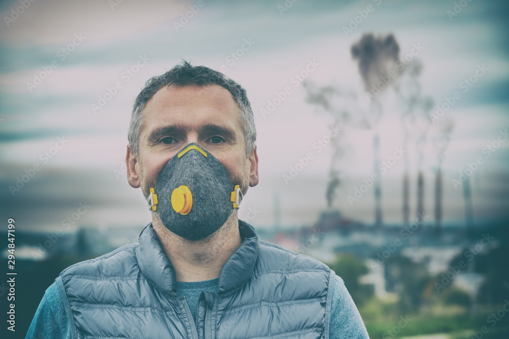 Plakat Mężczyzna ubrany w prawdziwą maskę przeciw zanieczyszczeniom, smogowi i wirusom
