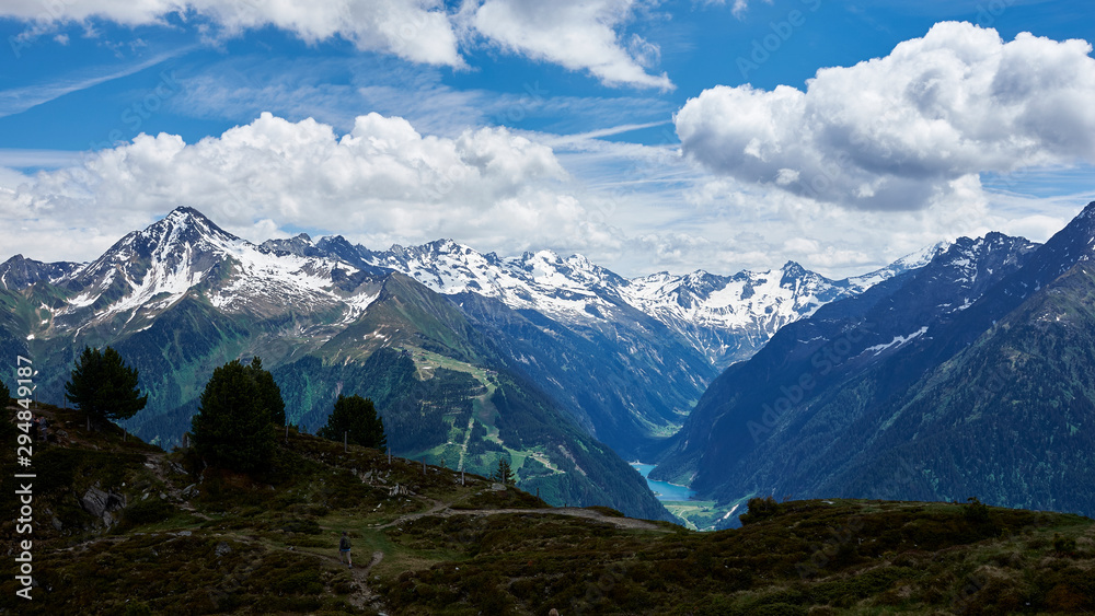 Gipfelblick hoch auf dem Berg in dern Zillertaler Alpen