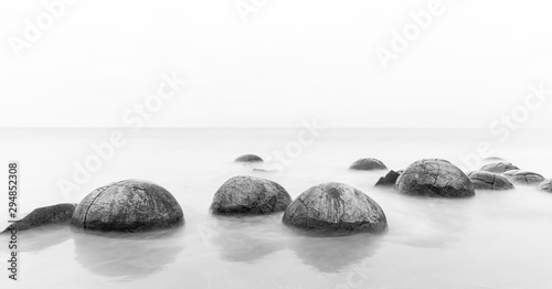 Fotografiet Moeraki boulders on an overcast day