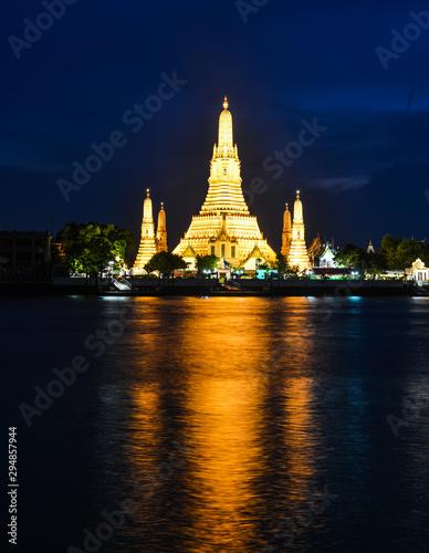 Wat Arun Temple at sunset in Bangkok, Thailand © Phuong