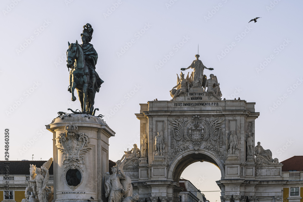 Obraz premium Rua Augusta Arch and statue of King Jose in Lisbon
