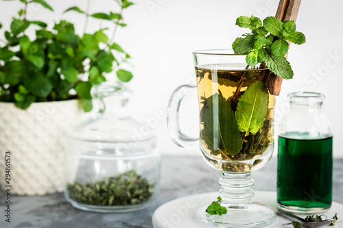 Soothing tea with fresh and fresh mint and peppermint syrup.