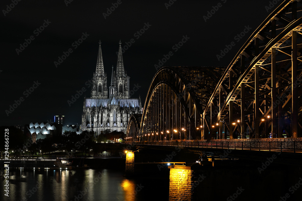 Fototapeta premium Cologne Dom and railway bridge in night