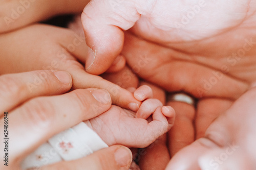 Neugeborenes Baby Hände Familie