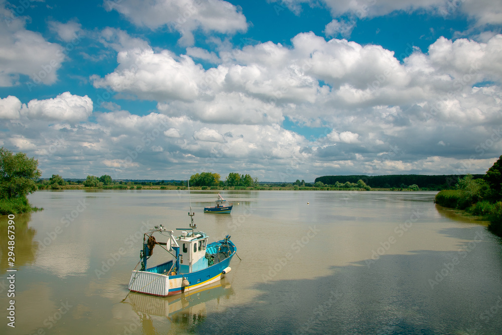 Fototapeta premium bateau de pêche dans l'estuaire de la Loire près de Saint-Nazaire