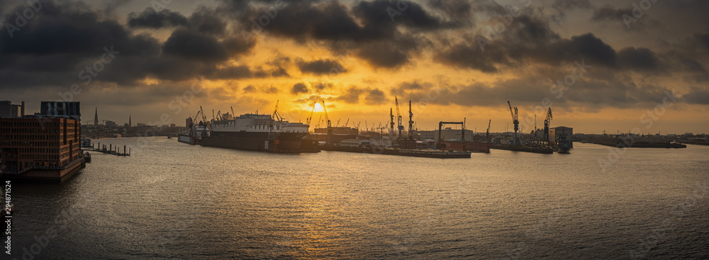 Panorama vom Sonnenaufgang über dem Hafen von Hamburg 