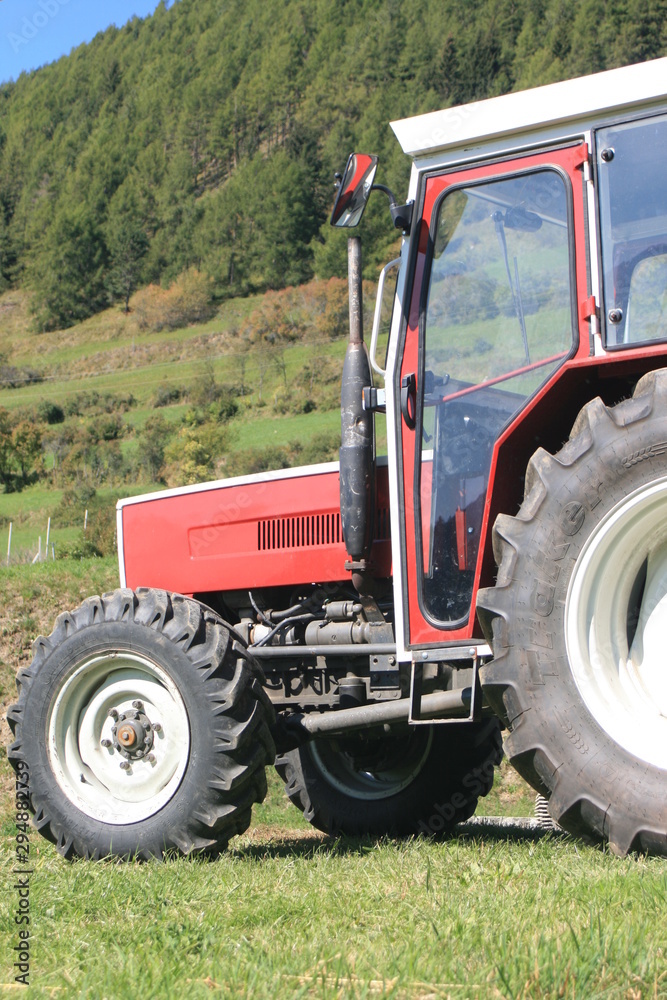 Obraz premium Traktor auf der Alm