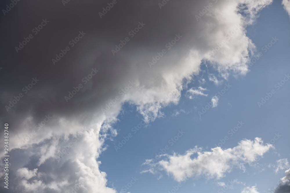 Obraz premium Clouds in the sky. Autumn weather. Beautiful landscape with gray clouds.