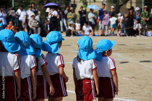 運動会のイメージ画像 おそろいの帽子と体操服を着た子供たち