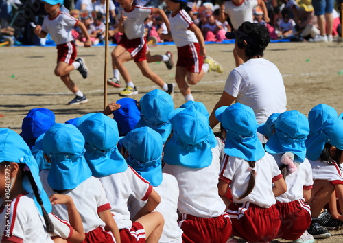 運動会のイメージ画像 おそろいの帽子と体操服を着た子供たち