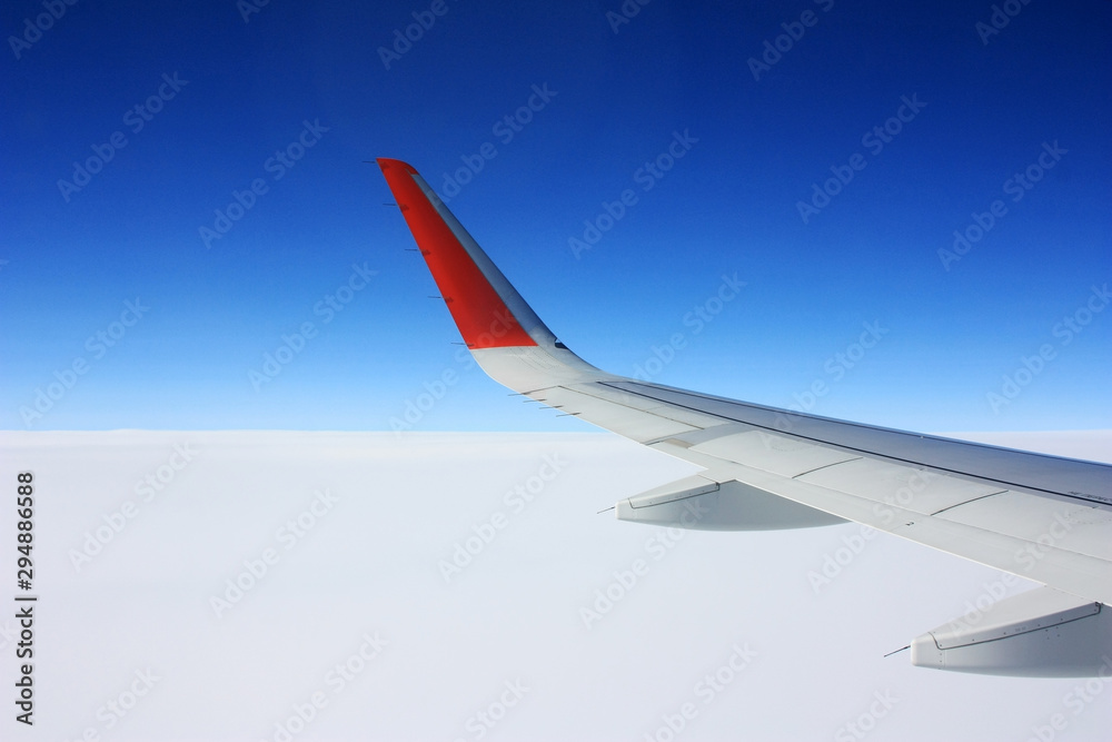 Fototapeta premium Airplane wing in blue sky